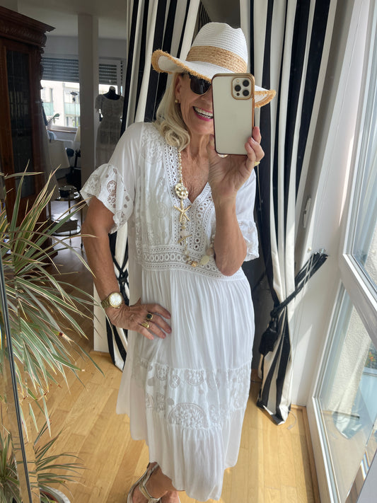 Kleid PETZI white; im Outlet jetzt €79,90  anstatt €99,90; ein Traum für die ganz heißen Sommertage